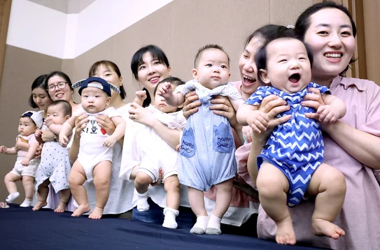 출산 후 아이와 함께 생활하는 가족