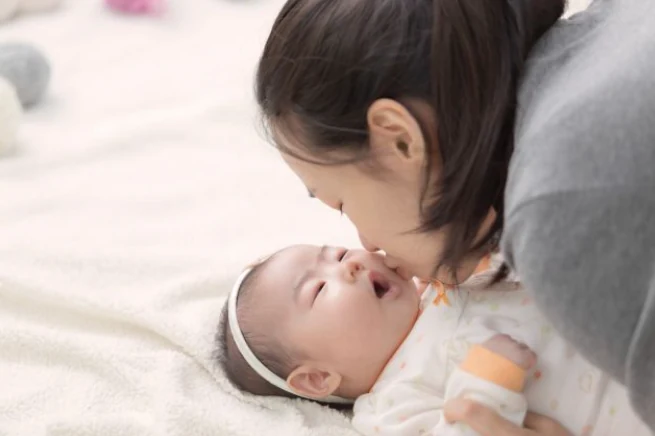 어린이보험 가입시기와 보장내용을 살펴보는 부모와 아이의 생활 장면